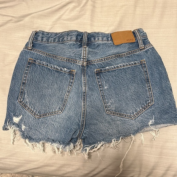aeropostale's denim jean shorts, size 6, perfect condition - Picture 2 of 3